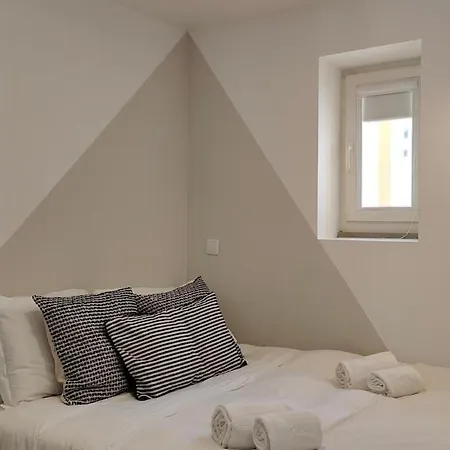 Chiado Modern Attic Duplex 2-bedroom Apartamento Lisboa