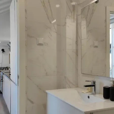 Chiado Modern Attic Duplex 2-bedroom شقة